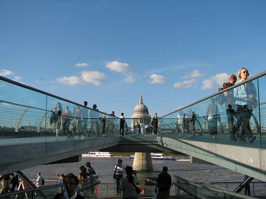 london_stpauls_bridge_080906038